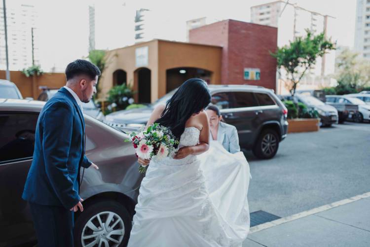 novios llegando a su boda