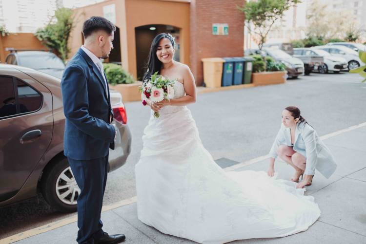 novios llegando a su boda