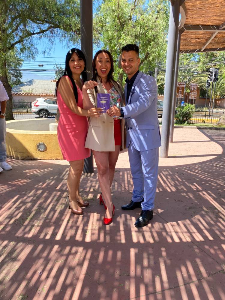 Paulina junto a sus clientes
